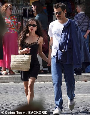 تم منح الزوجين فرصة للقاء أعضاء في الدائرة الاجتماعية لبعضهما البعض يوم السبت الماضي ، أثناء تناول الطعام في مطعم وولفغانغ بوك الشهير في نيويورك ، الموجود داخل فندق فور سيزونز الحصري