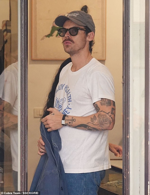 يبدو أنه يوم مقدمات لهاري ، الذي شوهد يسير جنبًا