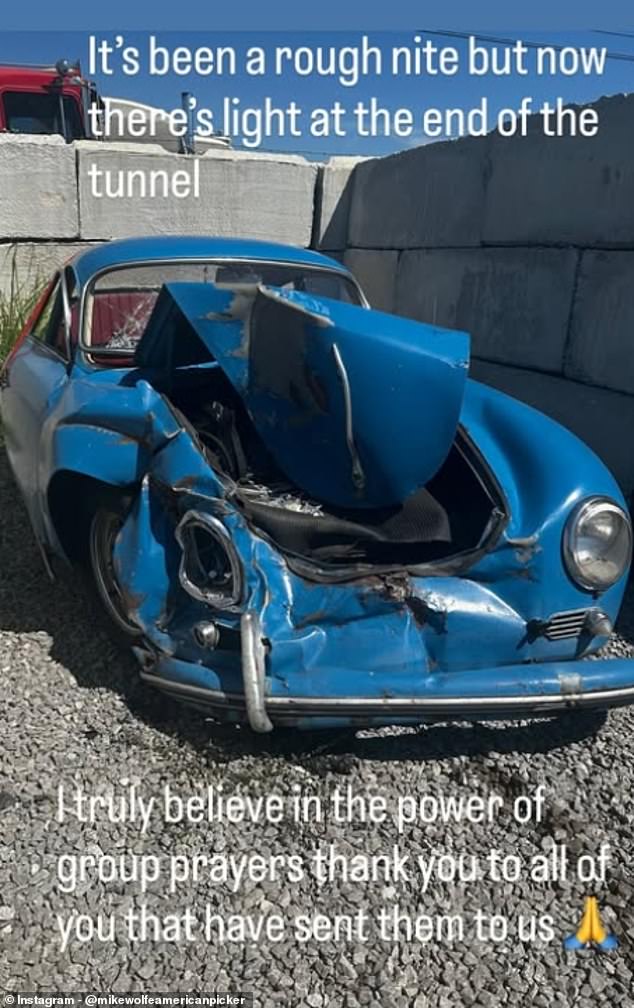 قام مايك بتحميل صورة لسيارته الزرقاء العتيقة المليئة