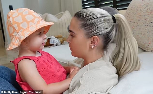 لكن يبدو أن بامبي لم يكن على متن الطائرة تمامًا ، كما واصلت: 