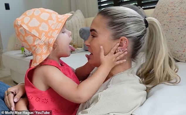 تم انتقاد المؤثر ، 26 عامًا ، لرفضه تأديب فتاتها الصغيرة البالغة من العمر عامين لأنها أدرجت أشخاصًا تريد أن تعض في مدونة مولي الأخيرة على YouTube