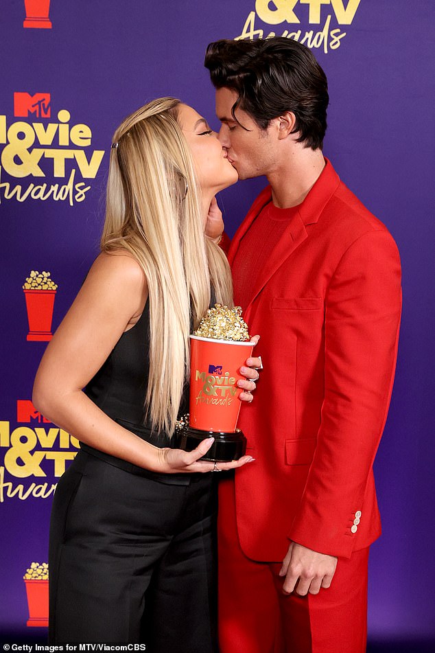 وقال أحد المطلعين على ديلي ميل: 