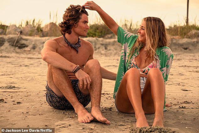 مؤرخ ستوكس نجمه المشارك في البنوك الخارجية مادلين كلاين (يمين) من يونيو 2020 حتى نوفمبر 2021