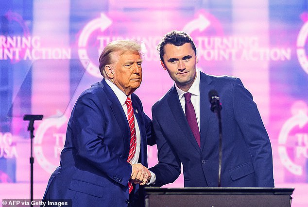 قُتل دونالد ترامب حليف كيرك (يمين) أثناء حديثه في حدث في ولاية يوتا الأسبوع الماضي