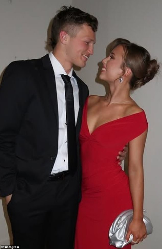 سيينا تينش تشع بريق هوليوود في المدرسة القديمة في ثوب أحمر براقة وهي تحضر مع Zane Duursma