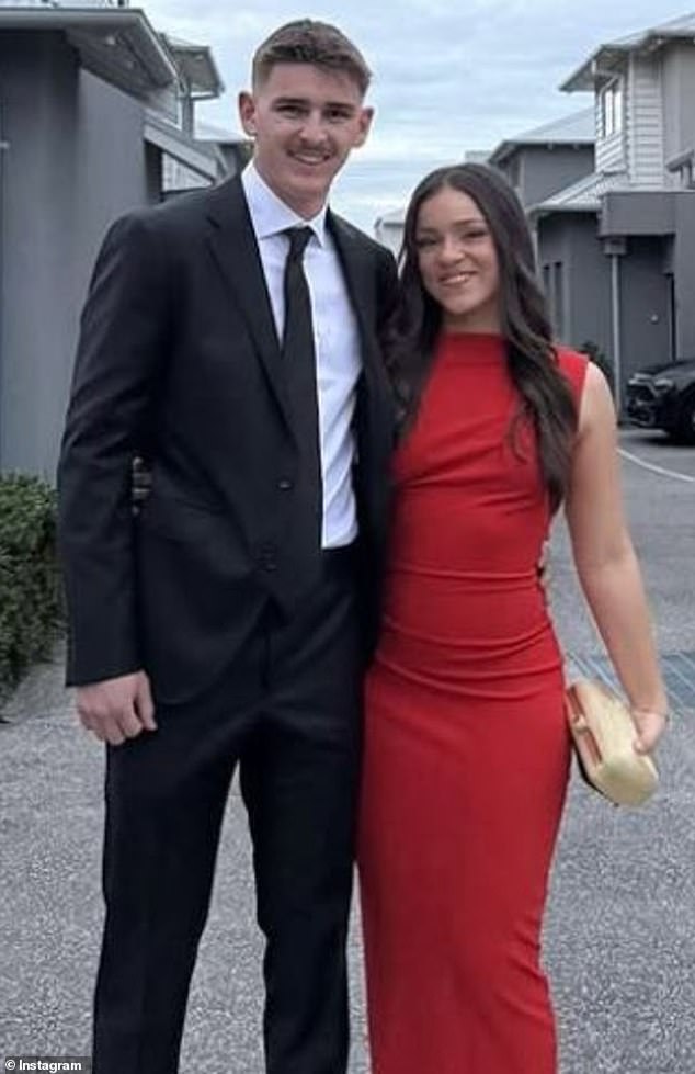 ذهبت صديقة رايلي هاردمان جيس فنسنت أيضًا لنهج مماثل ، واختار ارتداء فستان القرمزي الذي يعانق الشكل