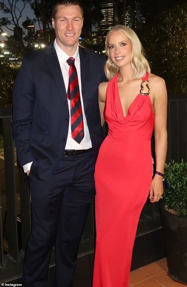 انضم روبي ماكدونالد أيضًا إلى هذا الاتجاه ، مرتديًا فستانًا طويلًا عنق القلن الأحمر مع تفاصيل الإبزيم الذهبي