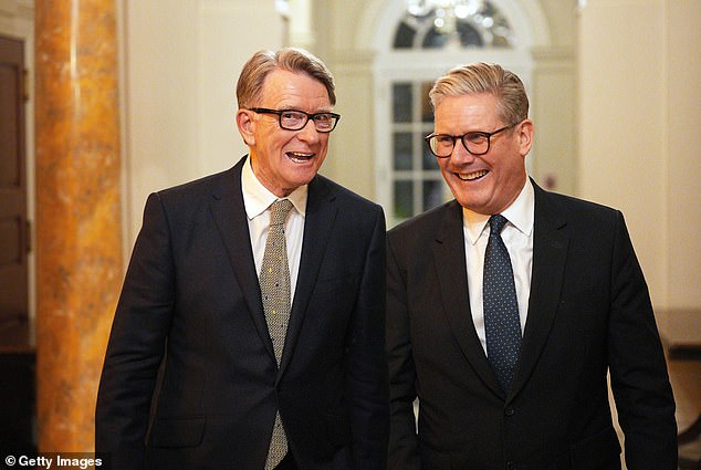 اللورد ماندلسون (يسار) لن يعبئ حقائبه على عجل - لأن 