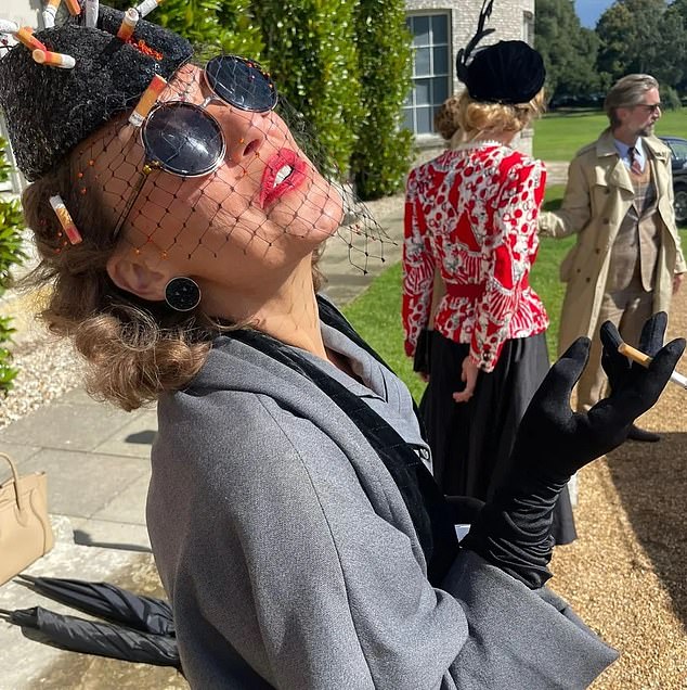 ظهرت Lady Sitwell في حدث جودوود إحياء في ويست ساسكس وهي ترتدي قبعة (شوهد أعلاه) صممها فيكتوريا جرانت ، والتي تضم مجموعة من نهايات السجائر