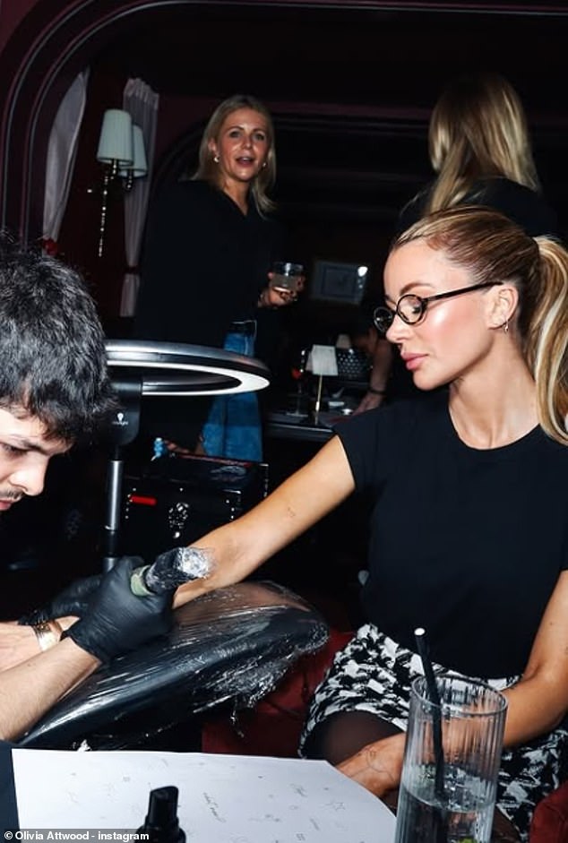 ويأتي ذلك بعد أن اعتذر رجل الأعمال مؤخرًا لأميها لأنها كشفت عن وشمها الجديد تكريماً لشركتها الشهيرة على Instagram في وقت سابق من هذا الشهر