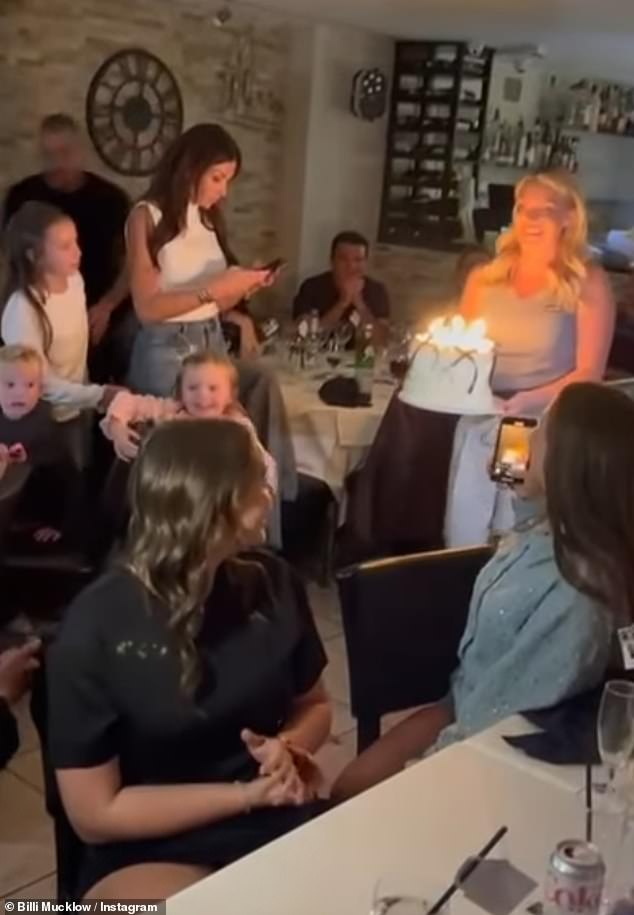 لم يظهر آندي في أي من المقاطع ، على الرغم من أنه شارك في عيد ميلاد تكريمًا لفتياته قبل حذف حساب Instagram الخاص به خلال عطلة نهاية الأسبوع