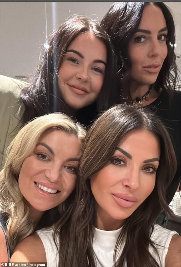 انضم أفضل صديق لبيلي منذ فترة طويلة وزميل نجم Towie Cara Kilbey (أسفل اليمين) إلى Billi في الحفلة