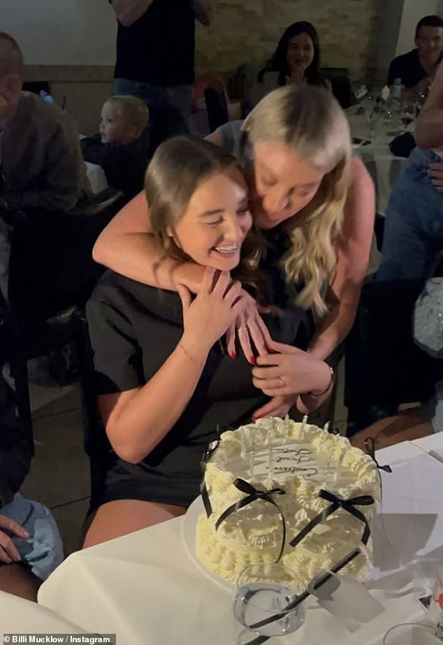 قدم بيلي للمراهق كعكة وشاركت عناق