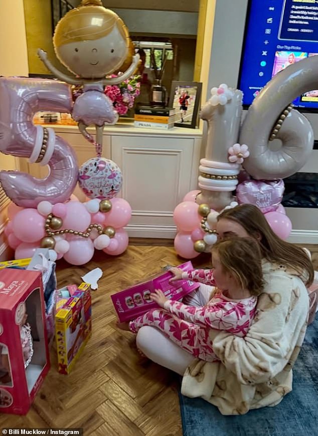 أعطت بيلي لمحة عن انتشار الملحمة الذي وضعته للفتيات