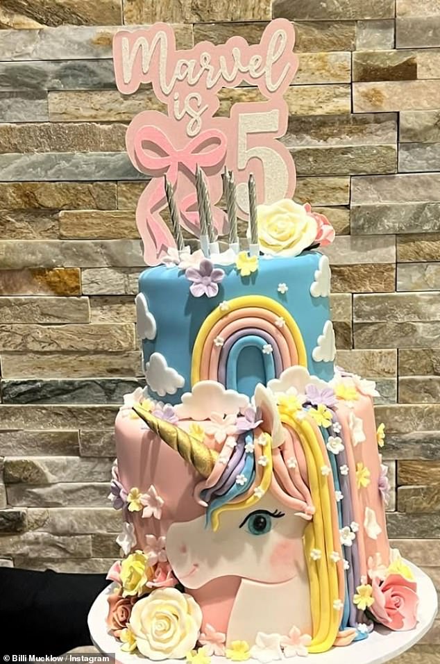 تميزت كعكة Marvel المذهلة بتصميمات وحيدات مع أقواس قزح وزهور