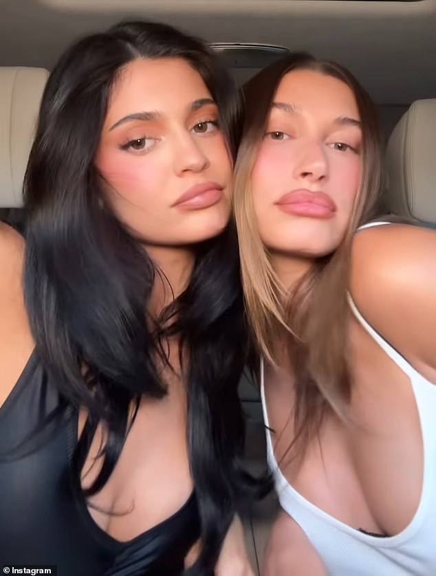 اجتمع أفضل الأصدقاء Kylie Jenner و Bieber لإنشاء مقطع فيديو موجز يربح بطانات الشفاه الخاصة بهم في وقت سابق من هذا الأسبوع