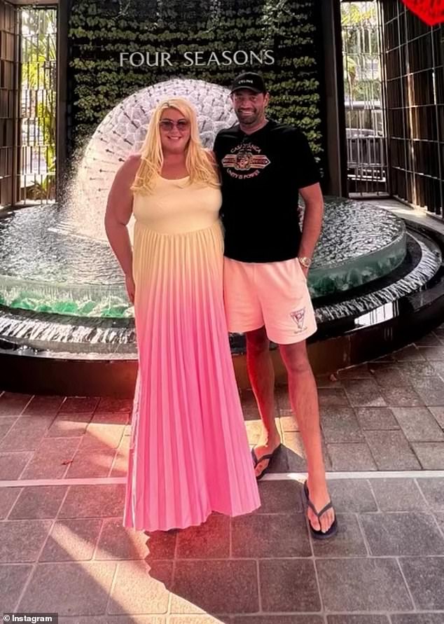 شاركت أيضًا صورة حلوة مع رامي ، ترتدي فستانًا طويلًا أصفر وورديًا مع مظهر شمسي ضخم ونظارات شمسية ضخمة