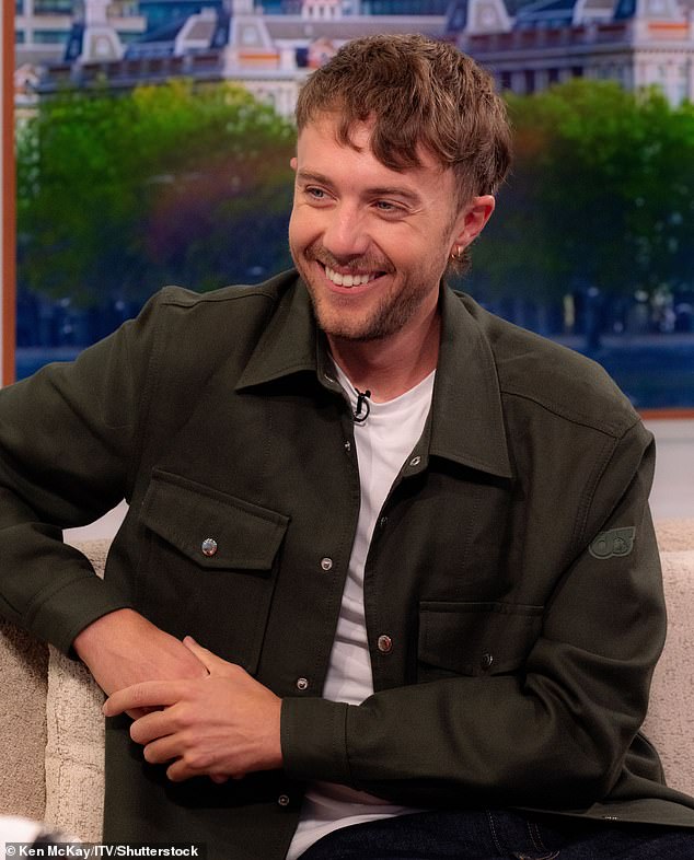 سيقود كل من مقدمي العروض الجدد أربع حلقات لكل منها ، حيث سيسافرون إلى أجزاء مختلفة من المملكة المتحدة للعثور على أشخاص ومجتمعات تسن هذا التغيير (روماني كيمب في الصورة)