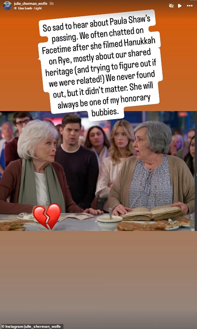 بعد أخبار وفاتها ، تذكرت كاتبة السيناريو هولمارك جولي شيرمان وولف شو كزميل ومرصق على حد سواء