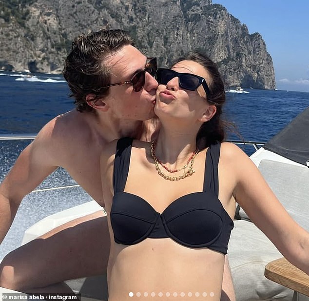 ربطت الممثلة السوداء العقدة مع ممثل Eastenders جيمي بوجيو ، 31 عامًا ، في منزل مانور رومانسي في القرن الخامس عشر في ساسكس في وقت سابق من الأسبوع الماضي (في الصورة العام الماضي)