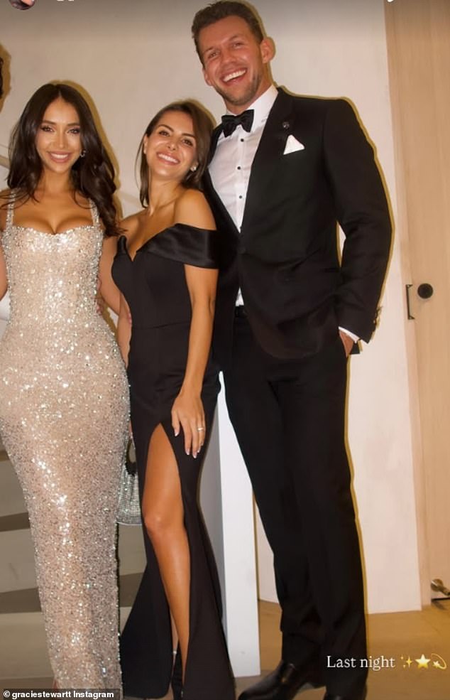 ومن المثير للاهتمام ، نشر Gracie نفس الصورة الجماعية - ولكن اقتصاص جياني خارج