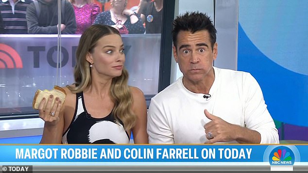 محرجًا ، حاول فاريل التظاهر بأنه لم يسمع بشكل صحيح كما ضحك شانيل رقم 5 من مشروعهم: 