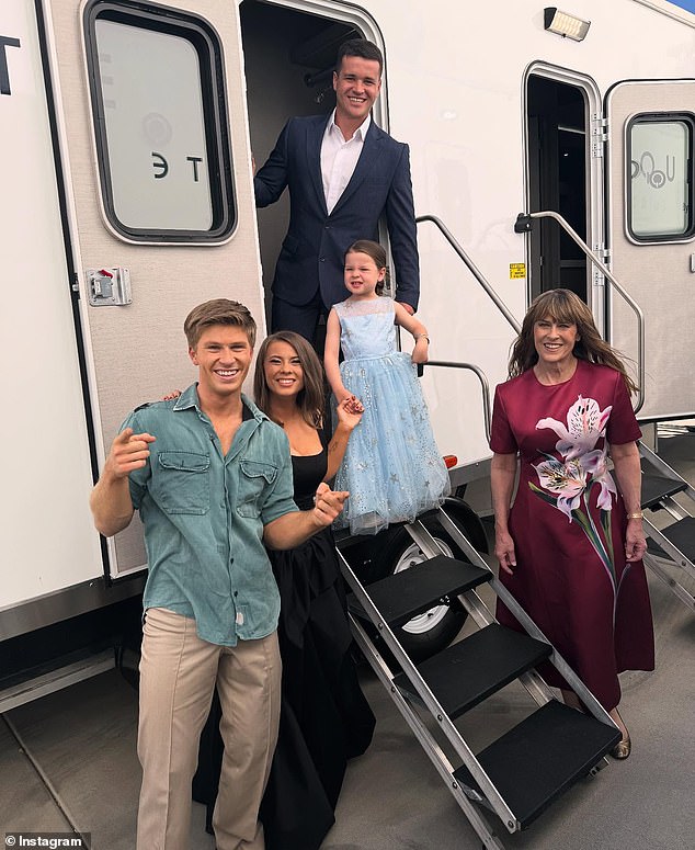 كانت عائلة إيروين خارجًا بالكامل لدعم أنا من المشاهير .. أخرجني من هنا! مضيف ، ولكن كان الأم ، 61 ، هو الذي سرق الأضواء مع تحولها المذهل. في الصورة إلى R: روبرت إيروين ، بيندي إيروين ، تشاندلر باول ، غريس إيروين ، تيري إيروين