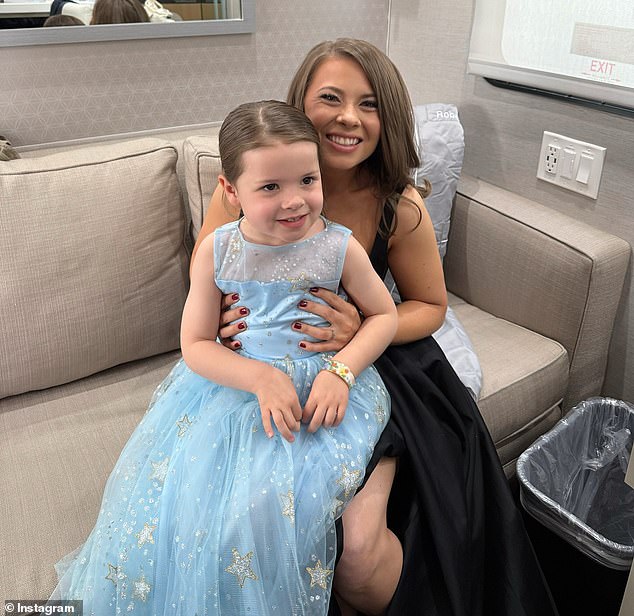 احتضنت بيندي لابنتها غريس ، أربعة ، التي ارتدت فستان زرقاء رضيع رائعتين