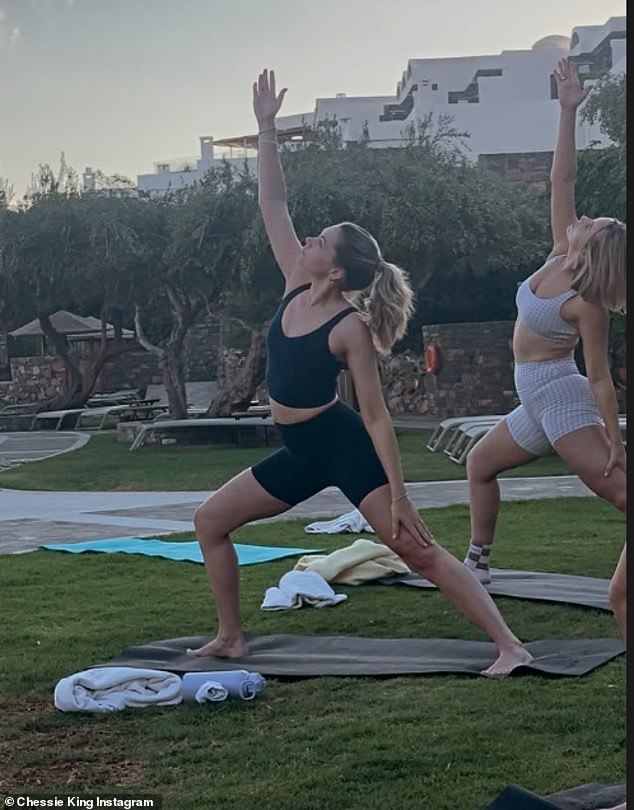 تمامًا كما ضربت قبلة زوجها المخمور مع نجمة لوف آيلاند مورا الأضواء مرة أخرى ، تستمتع مضيف بودكاست جورجيا ببعض الوقت الجيد مع أفضل صديق لها في ملاذ كريت العافية