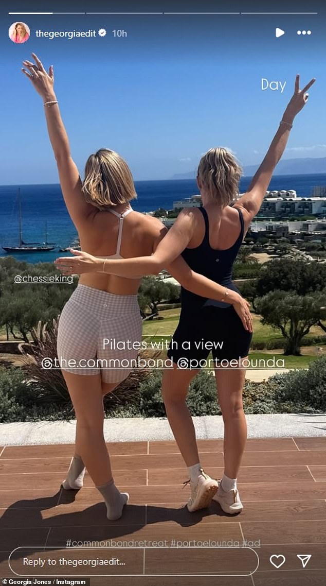 كانت جورجيا وصديقتها تشيسي كينج تشاركوا محتوى Insta من أسبوعهم في منتجع بورتو إلوندا حيث استمتعوا بدروس شروق الشمس ، والمشي الطبيعي ورحلات القوارب