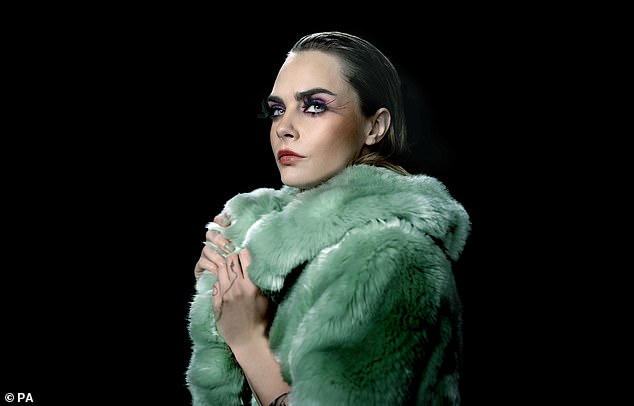 في العام الماضي ، ظهرت لأول مرة على المسرح في إنتاج West End of Cabaret ، واصفة بها 