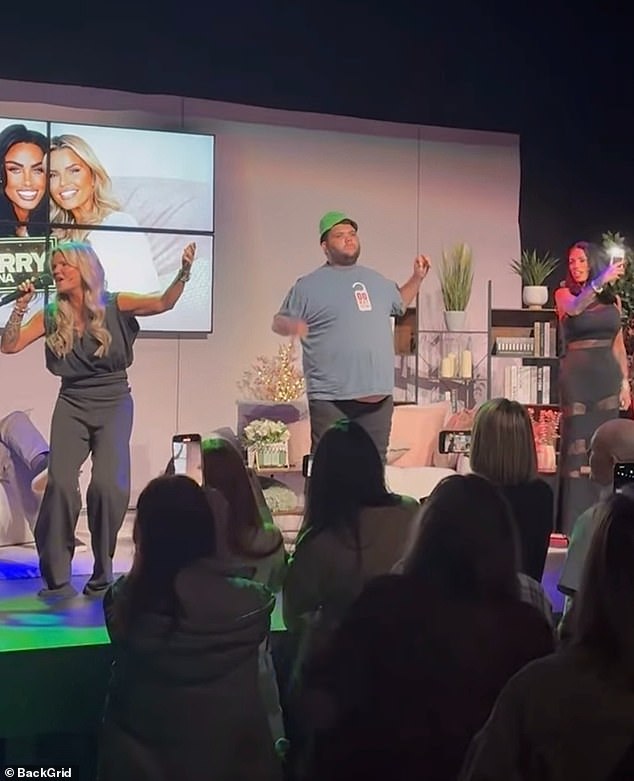 بينما كان كاتي وكيري يحملان يد هارفي ، يمكن رؤية الجمهور وهو يستيقظ على أقدامهم للرقص على طول أيضًا