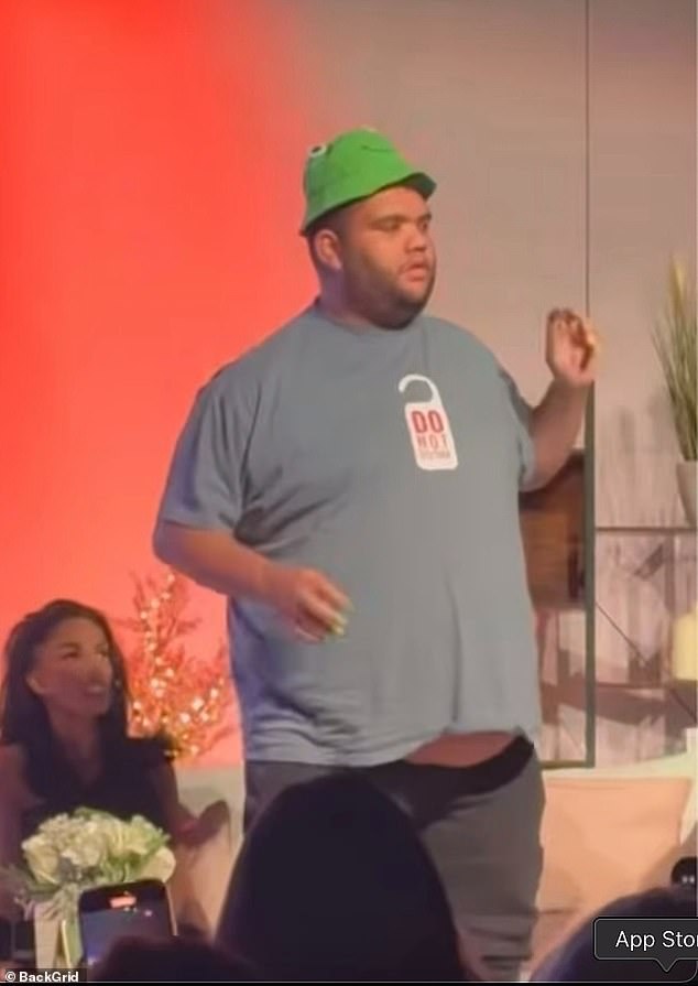 كان هارفي ، وهو أعمى ، مصاب بالتوحد ولديه خلل التنسج البصري ، ارتدى أيضًا قبعة دلو خضراء تميزت بعيون ضفدع - برمائي أحبه منذ فترة طويلة