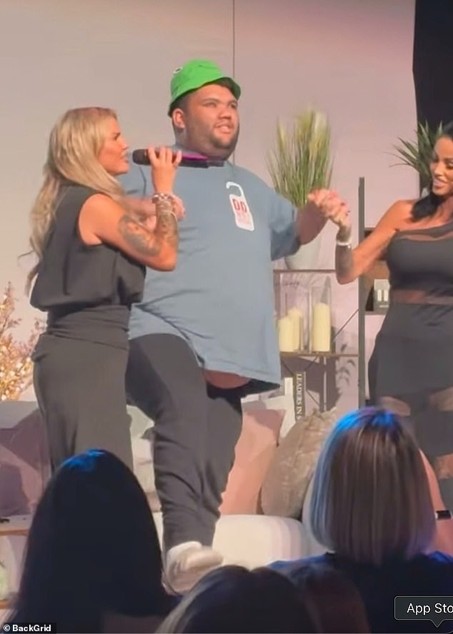 ترتدي هارفي ، ترتدي قمة زرقاء وعروض رياضية رمادية ، رقصت على طول كيري وهي تغني مسار فرقتها السابقة بالكامل مرة أخرى