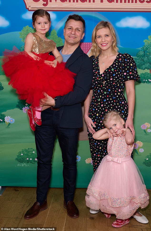 واصلوا الترحيب بابنتها مافن في ديسمبر 2019 وابنتهم الثانية نوا في نوفمبر 2021 (في الصورة في مارس 2025)