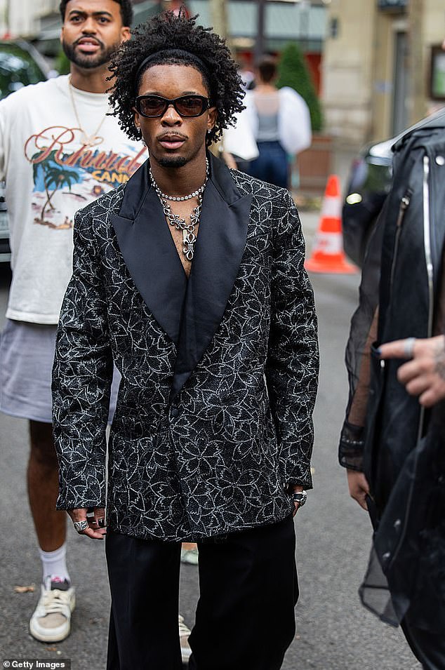 D4VD في منتصف جولة عالمية ، مع تواريخ في جميع أنحاء أوروبا في الشهر المقبل