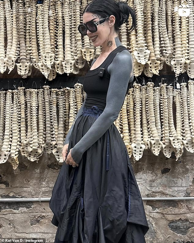 كشفت فنانة الوشم ، 42 عامًا ، لأول مرة في شهر أكتوبر أنها ستقوم بالتستر على كل أعمالها الفنية الملونة بحبر أسود صلب بعد أن أصبحت 