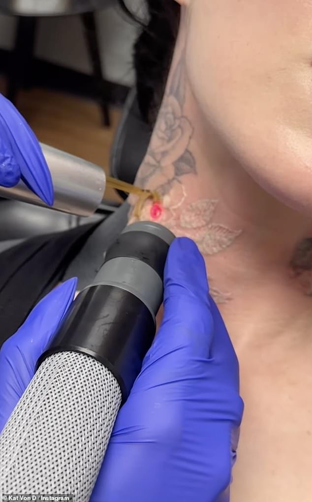 كشفت كات أيضًا أنها في طور انخفاض بعض أعمالها الفنية ، بما في ذلك وردة على رقبتها ، لأنها تحافظ على أتباعها في Instagram مع العملية مع العملية