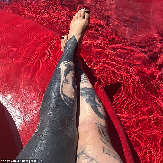 بعد أن أخرجت ذراعيها ، بدأت العملية في وقت لاحق على ساقيها