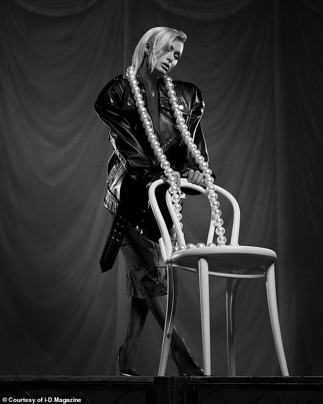 وعموما ، تقول هيلتون إنها تم تحريفها. وقالت بال نيكول ريتشي: 