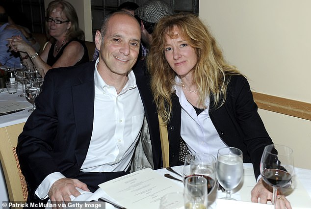 تزوجت شونا ، البالغة من العمر 64 عامًا ، من مؤلف Fast Food Nation Eric Schlosser في عام 1985 وأنجب الزوجان طفلان