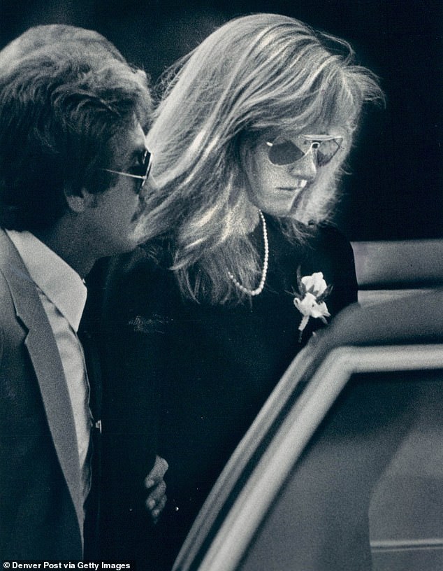 ذهبت شونا إلى جنازة صديقها في لونجمونت ، كولورادو ، كان الزوجان يخططان لمستقبل معًا وكان والدها مولعًا بشكل خاص بالشاب