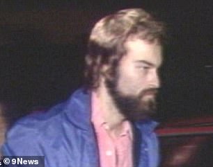 المشتبه به ، اختفى زميله في الغرفة في ويلز ثاين سميكا في عام 1986. إنه لا يزال مدرجًا في قائمة FBI المطلوبة