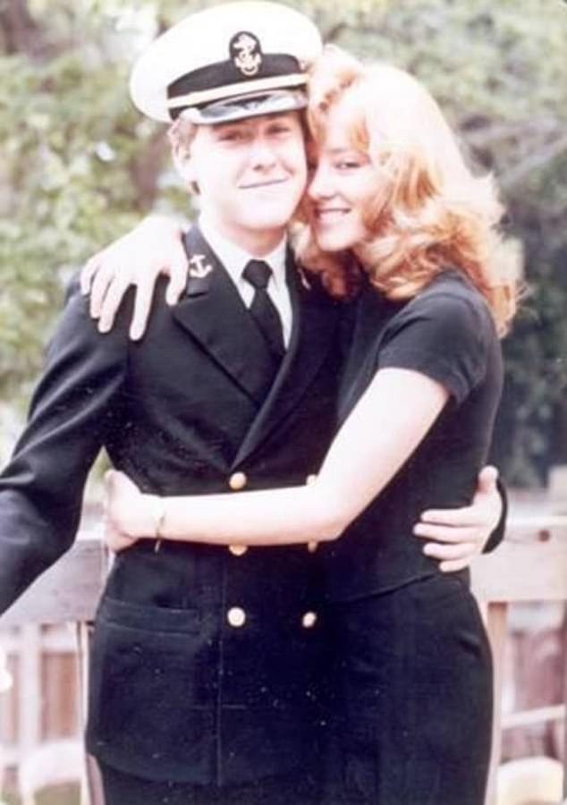 كان صديق شونا ، سيد ويلز ، طالب الصحافة البالغ من العمر 22 عامًا في جامعة كولورادو ، بولدر ، أيضًا في تدريب ضباط الاحتياط ، ويفكر في الحياة في البحرية