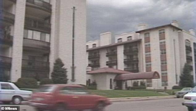 اكتشف شقيق ويلز سام جثة شقيقه ملقاة على أرضية غرفة المعيشة بعد إطلاق النار عليه في الجزء الخلفي من رأسه ببندقية في شقته في الطابق الخامس في مجمع الأبراج الإسبانية في بولدر ، كولورادو