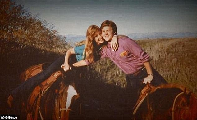 اتصلت شونا والدها في الهستيريين عندما اكتشفت أن صديقها قد قُتل ، قائلة إنه تم إطلاق النار على أسلوب الإعدام في غرفة معيشته