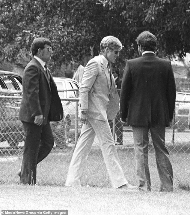 هرع ريدفورد من مجموعة من الطبيعية إلى كولورادو بعد تعلم وفاة ويلز ، وتم تصويره وهو يصل إلى جنازة ويلز لتهدئة ابنته الحزينة