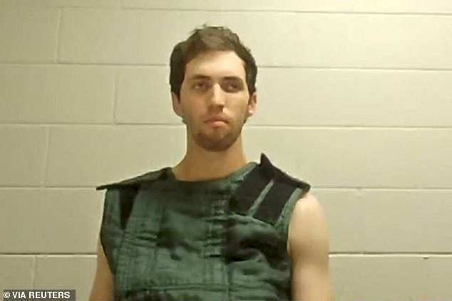 قال المحققون إن روبنسون (في الصورة خلال ظهوره في محكمة الفيديو في 16 سبتمبر) عقد أيديولوجيات اليسار الجوية وكان يرجع إلى زميله في الغرفة المتحولين جنسياً