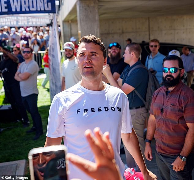 كان كيرك يناقش مع الطلاب في جامعة يوتا فالي الأسبوع الماضي (في الصورة) عندما تم إطلاق النار عليه في الرقبة