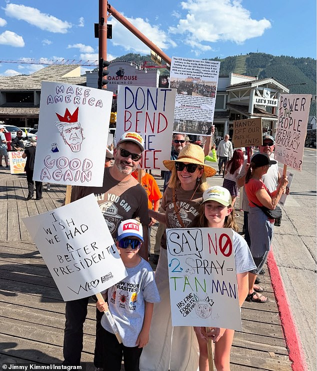 يمتلك اللاعبان المتزوجون الـ 12 عامًا والدين لابنته جين البالغة من العمر 11 عامًا وابنه بيلي البالغ من العمر ثماني سنوات ، والذي تصدرت جراحة القلب المفتوحة بسبب عيب في القلب الخلقي النادر عناوين الوطنية في عام 2017 (في الصورة 17 يوليو))